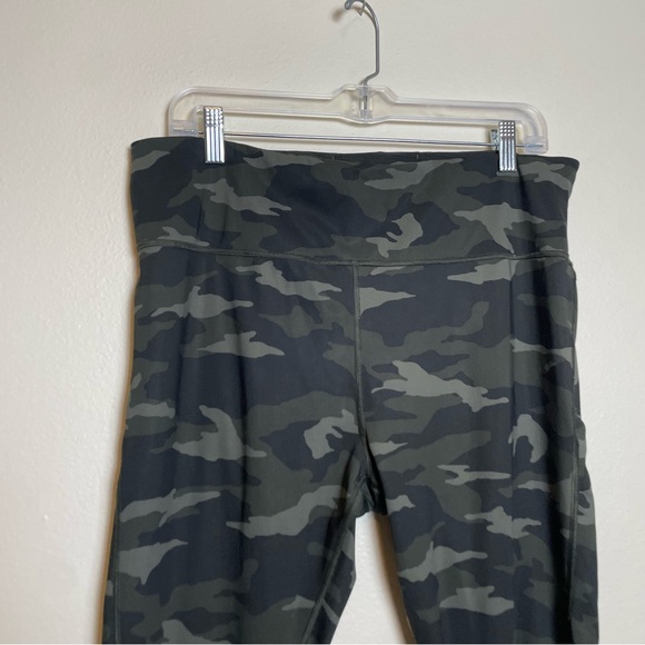 Athleta Ultimate Stash Pocket 7/8 Camo Tight Yoga Fitness Pant #531773 - Picture 3 of 5